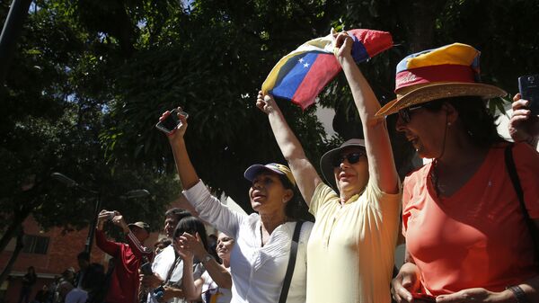 Сторонники во время выступления на митинге в Каракасе спикера парламента Венесуэлы и лидера оппозиции Хуана Гуаидо