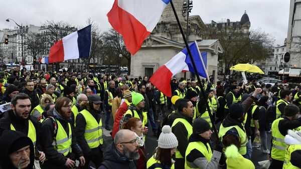 Участники протестной акции желтых жилетов в Париже