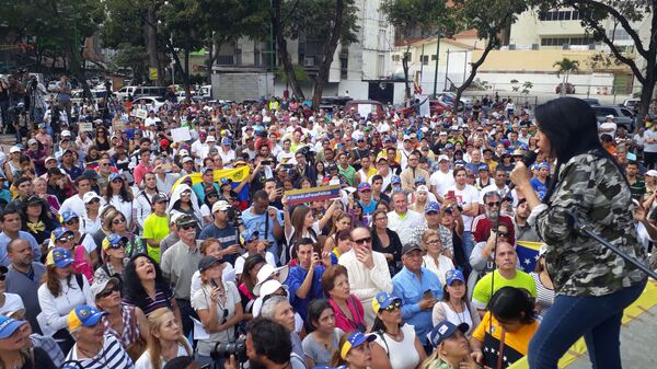 Сторонники Хуана Гуаидо во время митинга в Каракасе, Венесуэла. 26 января 2019