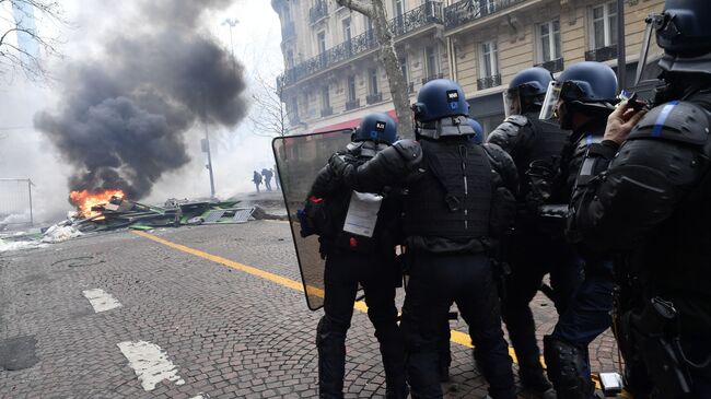 Сотрудники полиции во время протестной акции желтых жилетов в Париже