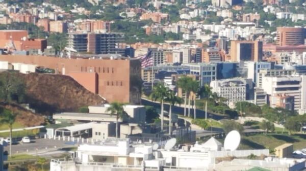 Флаг США по-прежнему развевается над посольством в Венесуэле