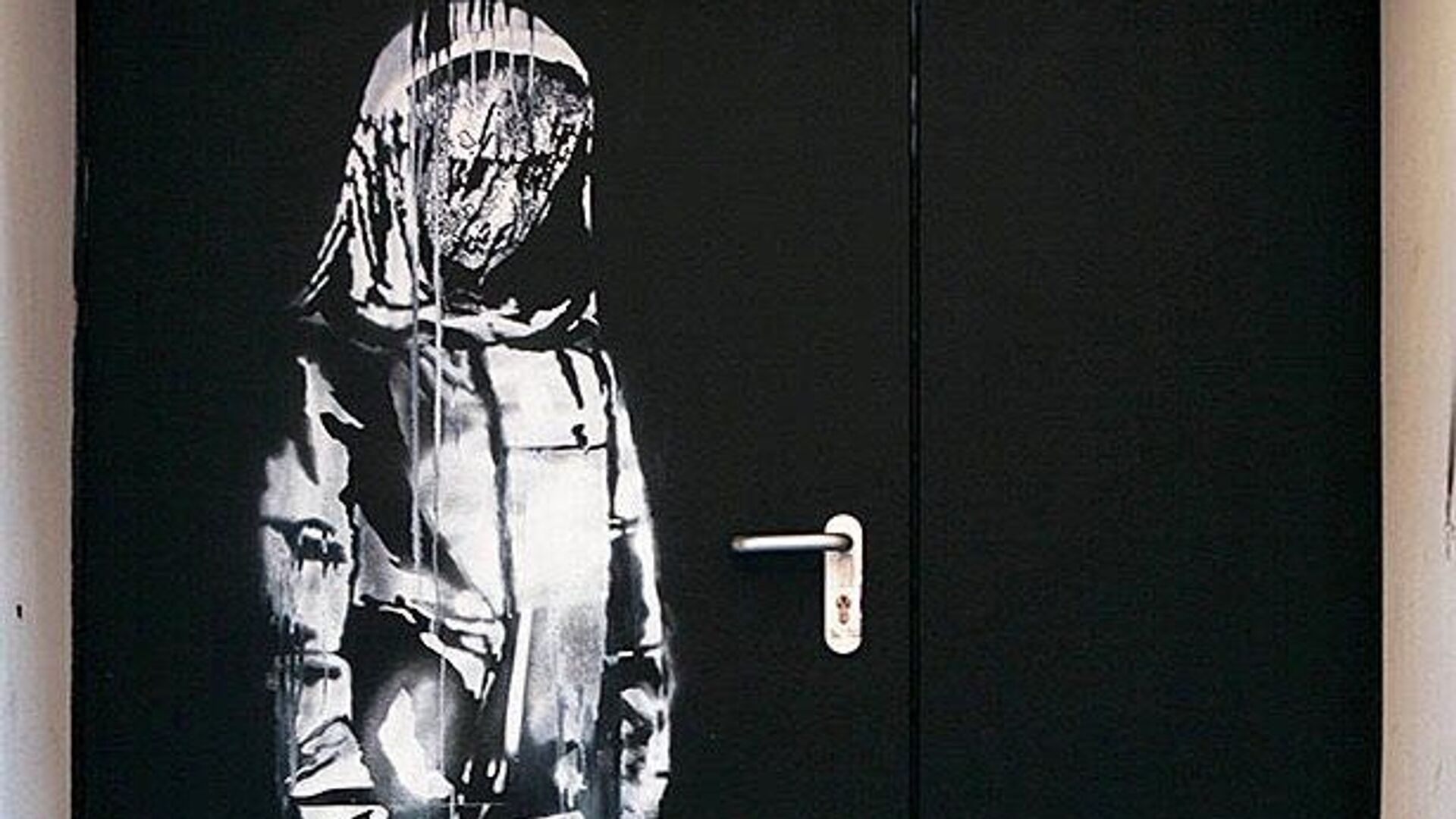Работа уличного художника Бэнкси, сделанная в память о жертвах теракта 13 ноября 2015 года на двери запасного выхода из парижского концертного зала Батаклан - РИА Новости, 1920, 27.06.2020