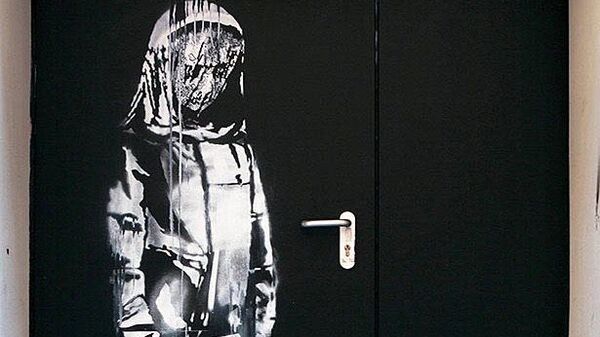 Работа уличного художника Бэнкси, сделанная в память о жертвах теракта 13 ноября 2015 года на двери запасного выхода из парижского концертного зала Батаклан