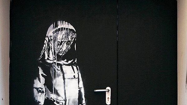 Работа уличного художника Бэнкси, сделанная в память о жертвах теракта 13 ноября 2015 года на двери запасного выхода из парижского концертного зала Батаклан