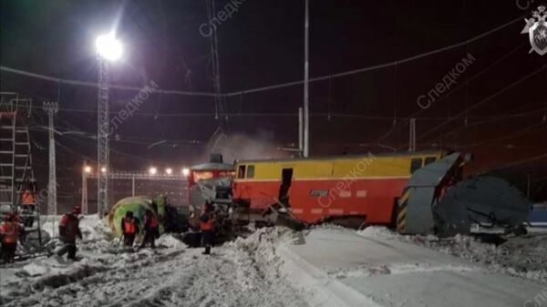 Снегоуборочный поезд столкнулся с грузовым под Самарой