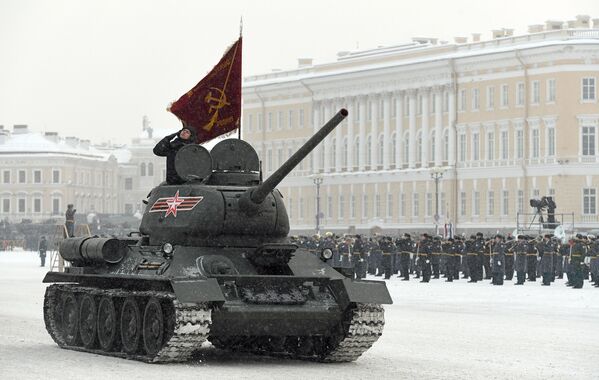 Танк Т-34-85 на параде в честь 75-летия снятия блокады Ленинграда на Дворцовой площади в Санкт-Петербурге. 27 января 2019