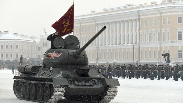 Танк Т-34-85 на параде в честь 75-летия снятия блокады Ленинграда на Дворцовой площади в Санкт-Петербурге. 27 января 2019