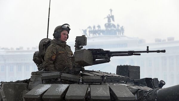 Военнослужащий в танке Т-72Б3 на параде в честь 75-летия снятия блокады Ленинграда на Дворцовой площади в Санкт-Петербурге. 27 января 2019