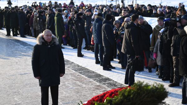 Владимир Путин на церемонии возложения цветов к монументу Мать-Родина на Пискарёвском мемориальном кладбище. 27 января 2019