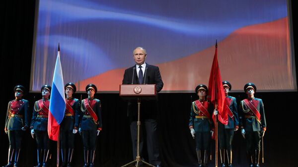 Владимир Путин выступает на торжественном спектакле-концерте Слушай, страна, говорит Ленинград. 27 января 2019