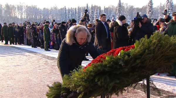 Путин возложил венок к монументу Мать-Родина в Петербурге