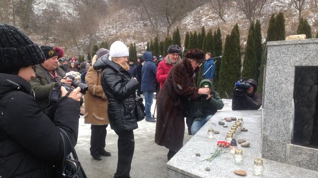 Участники акции памяти  жертв Холокоста в Янтарном Калининградская область. 27 января 2019