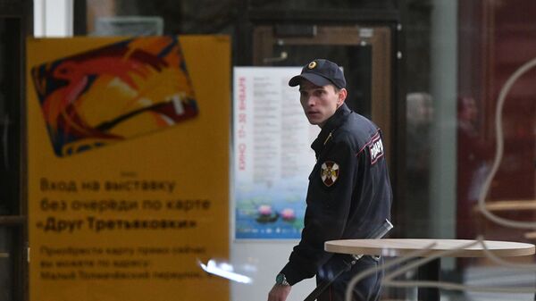 Сотрудник полиции дежурит в фойе Инженерного корпуса Третьяковской галереи в Москве