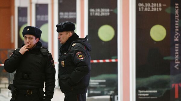 Сотрудники полиции дежурят у входа в Инженерный корпус Третьяковской галереи в Москве