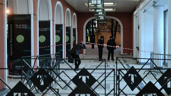 Сотрудники полиции дежурят у входа в Инженерный корпус Третьяковской галереи в Москве