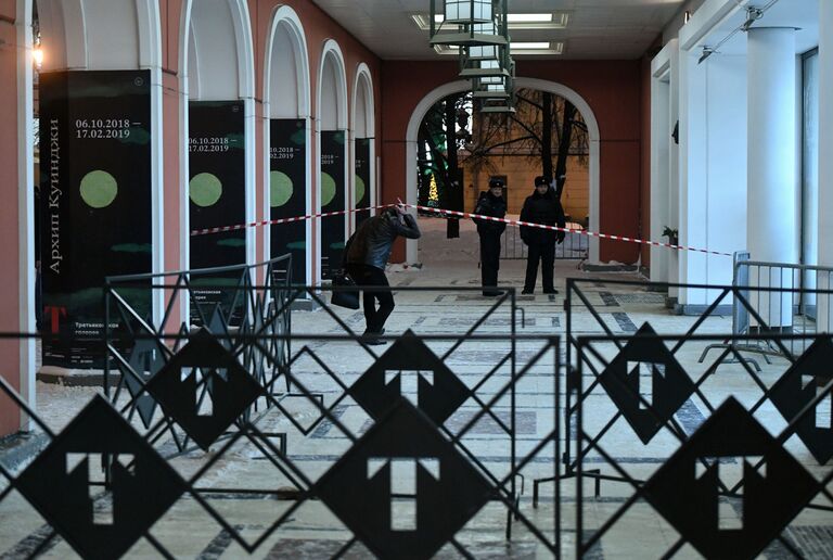 Сотрудники полиции дежурят у входа в Инженерный корпус Третьяковской галереи в Москве Сотрудники полиции дежурят у входа в Инженерный корпус Третьяковской галереи в Москве