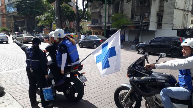 Добровольные медики на митинге оппозиции в Каракасе