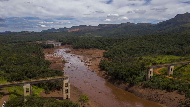 Разрушенный железнодорожный мост в результате прорыва плотин на шахте корпорации Vale в штате Минас-Жерайс, Бразилия