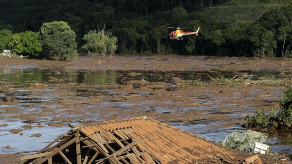 Спасатели на вертолете на месте прорыва плотин на шахте корпорации Vale в муниципалитете Брумадинью в Бразилии. 27 января 2019