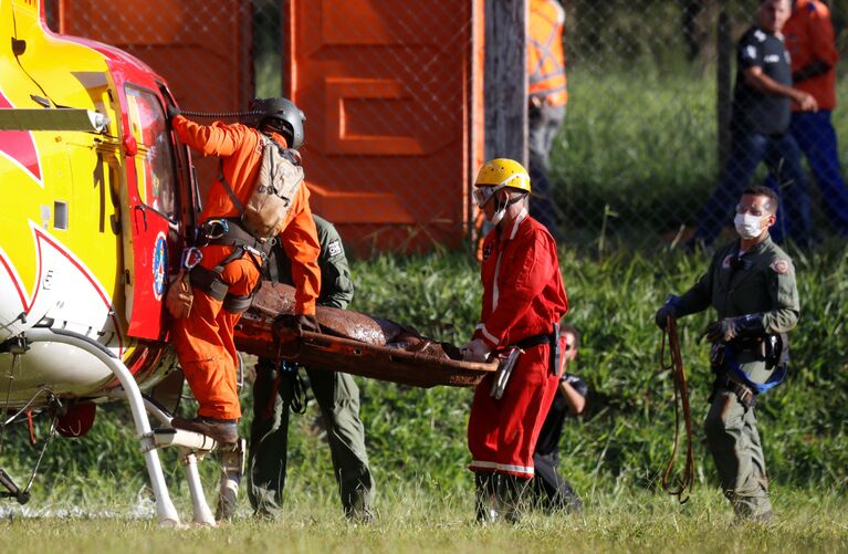 Спасатели на месте прорыва плотин на шахте корпорации Vale в муниципалитете Брумадинью в Бразилии