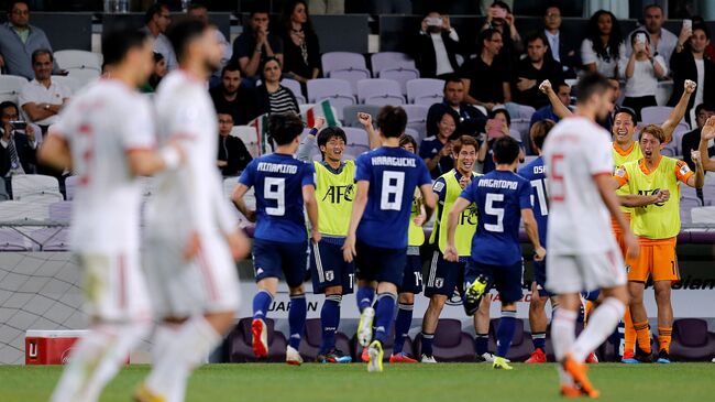 Футболисты сборной Японии радуются забитому мячу в ворота Ирана