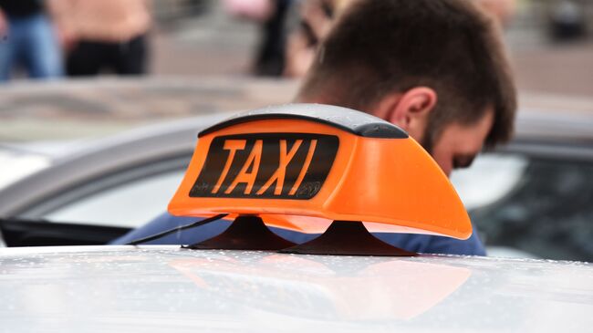 Знак такси на автомобиле