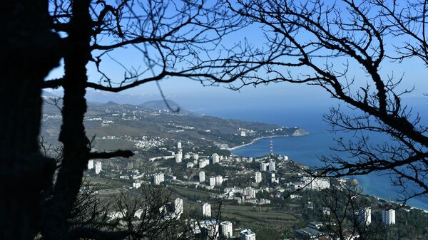 Вид на поселок на побережье Черного моря в Крыму