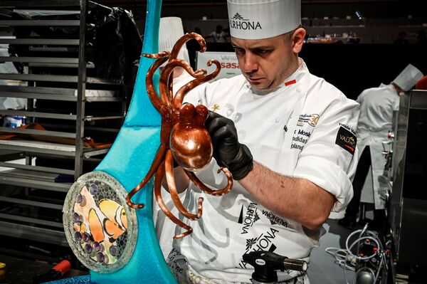 Польский шеф-повар во время соревнований за кубок мира по кондитерскому искусству во Франции
