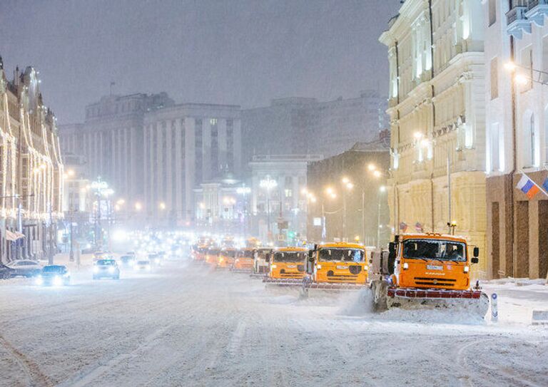 Уборка снега на улицах Москвы