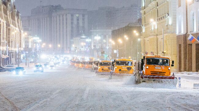 Уборка снега на улицах Москвы