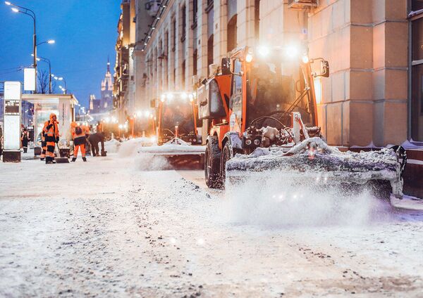 Уборка снега на улицах Москвы