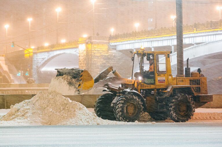 Уборка снега на улицах Москвы