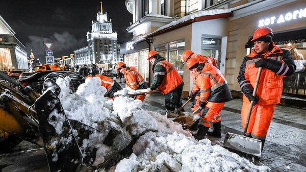 Уборка снега на улицах Москвы