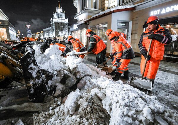 Уборка снега на улицах Москвы