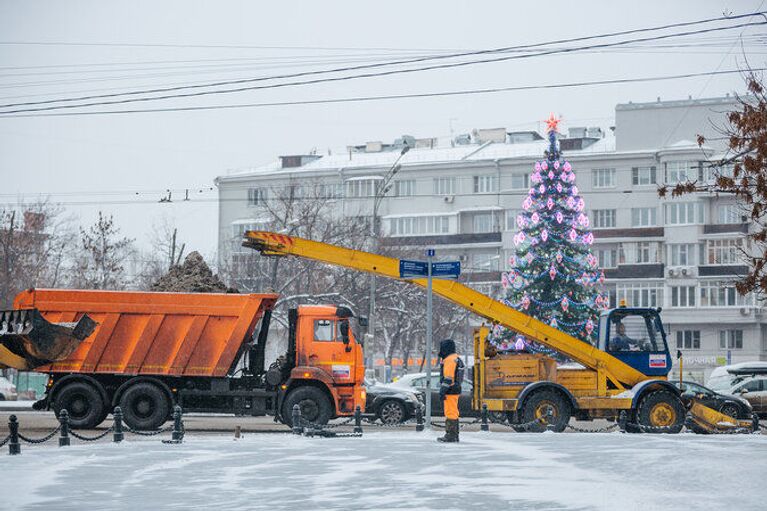 Уборка снега на улицах Москвы