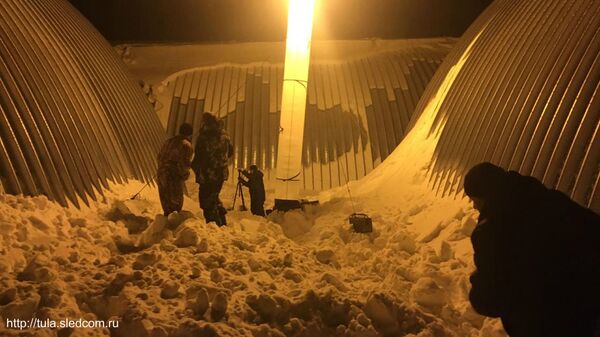 В деревне Ольхи Плавского района Тульской области на закрытой территории одного из предприятий произошел сход снега с ангара, в результате чего погиб 10-летний ребенок