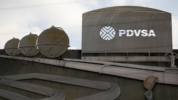 Логотип государственной нефтяной компании PDVSA на здании штаб-квартиры в Каракасе, Венесуэла