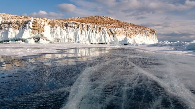 Наплески на острове Ольтрек в проливе Малое море на озере Байкал