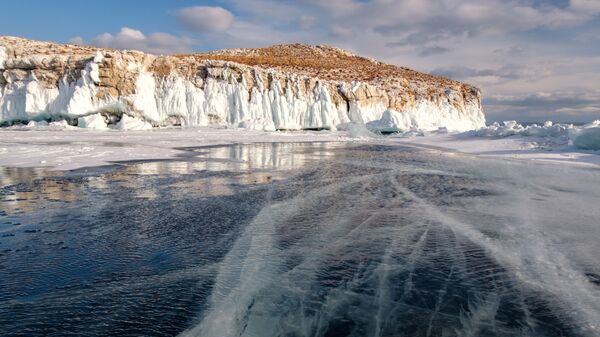 Наплески на острове Ольтрек в проливе Малое море на озере Байкал