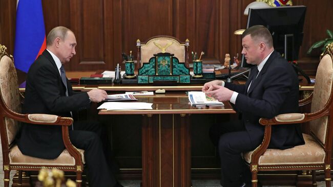 Президент РФ Владимир Путин и губернатор Тамбовской области Александр Никитин во время встречи. 29 января 2019