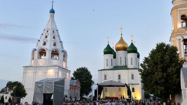 Туристы на Соборной площади в городе Коломне Московской области