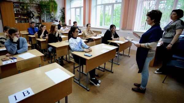 Ученики в классе перед началом экзамена по русскому языку