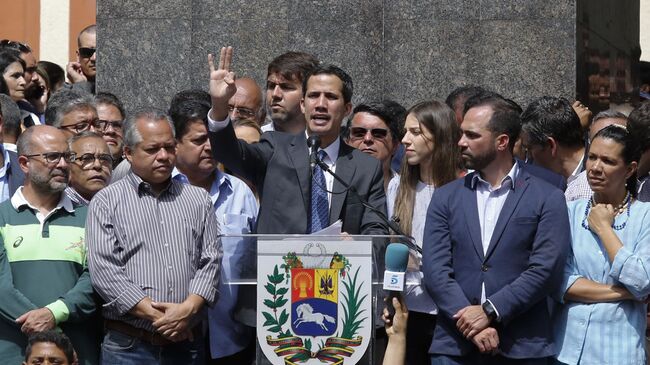 Лидер оппозиции Венесуэлы Хуан Гуаидо на митинге в Каракасе 