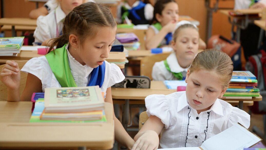© РИА Новости / Михаил Мокрушин<br>Ученицы одной из школ. Архивное фото