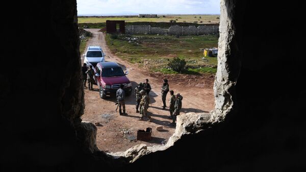 Сирийские ополченцы на позициях напротив Джебхат-ан-Нусры* в Сирии