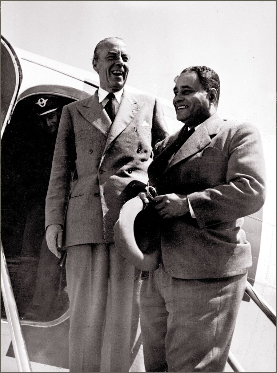 Фолке Бернадот с американским дипломатом Ральфом Банчем