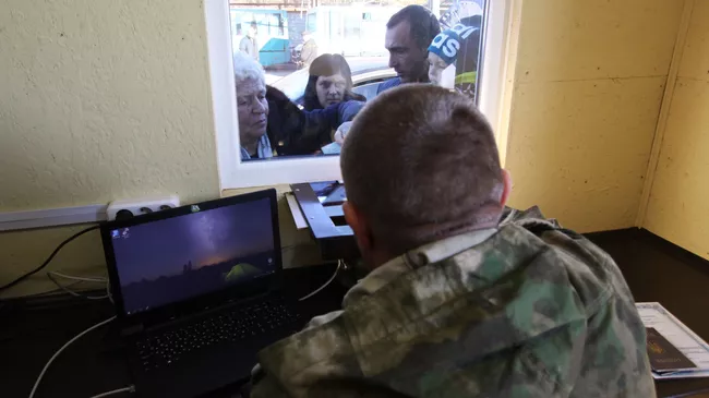 Паспортный контроль на КПП Александровка, соединяющем территорию Украины и ДНР