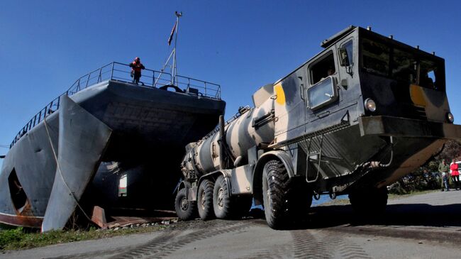 Пусковая установка берегового ракетного комплекса Редут во время выгрузки с большого десантного корабля Ослябя после учений Тихоокеанского флота 