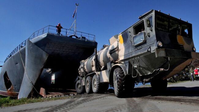 Пусковая установка берегового ракетного комплекса Редут во время выгрузки с большого десантного корабля Ослябя после учений Тихоокеанского флота 