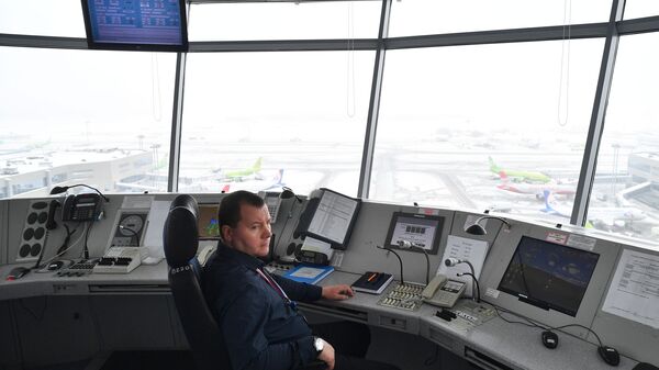 Авиадиспетчер за работой в командно-диспетчерском пункте (КДП) в аэропорту Домодедово